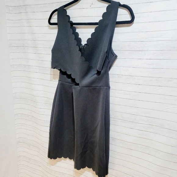 TOPSHOP BLACK SCALLOP TRIM V-NECK DRESS, SZ 8 SEXY & GORGEOUS! - Picture 4 of 8